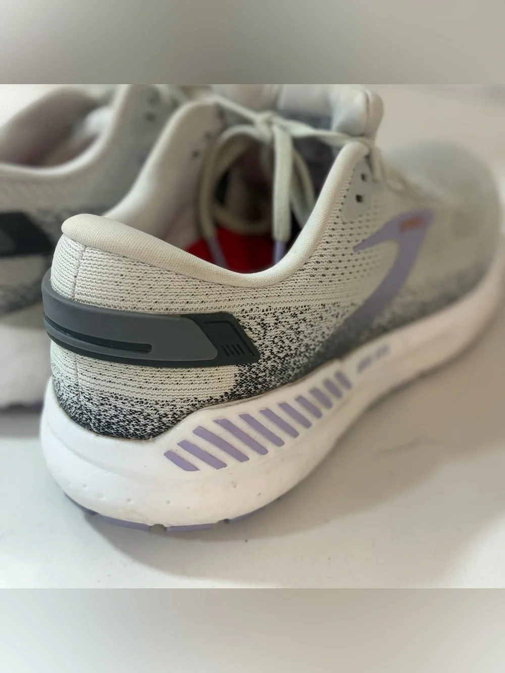 Brooks Ariel GTS23 Grey+White MaxCushion SupportRunningShoes Sz 9.5